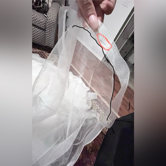 The Dress + Veil
Princess ball gown wedding dress with sweetheart bodice. - Picture 15 of 17